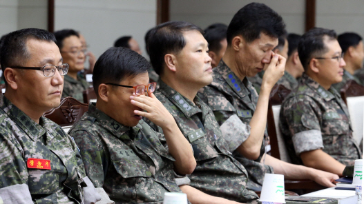 긴장한 군 지휘관들