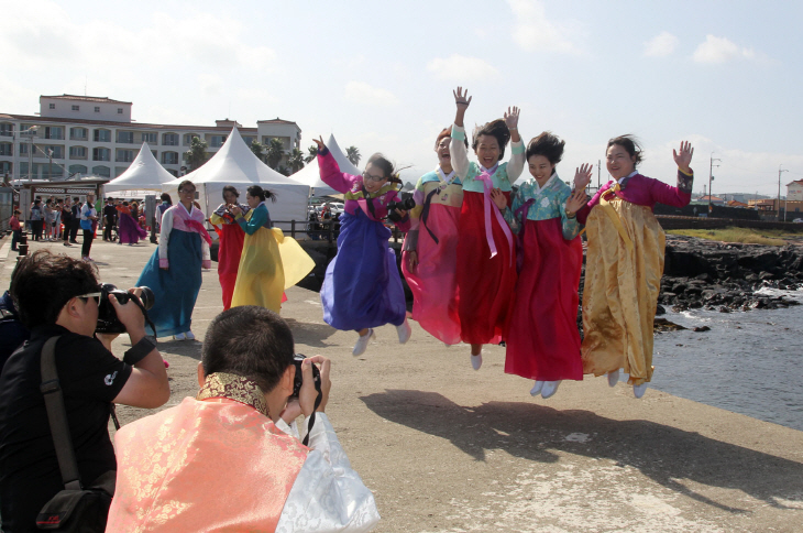 제주 찾은 요우커 '한복 체험 즐거워요'