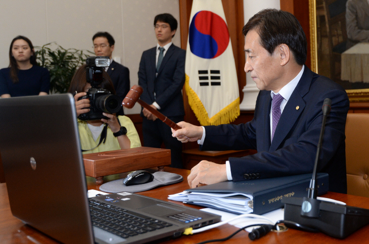 의사봉 두드리는 이주열 한국은행 총재