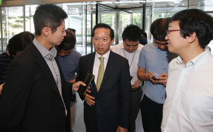 취재진 질문받는 윤용암 삼성증권 사장<YONHAP NO-2154>