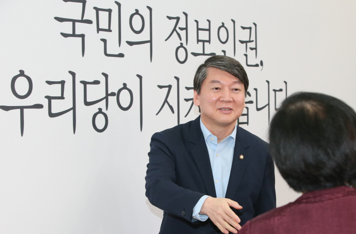 시민사회간담회 참석하는 안철수<YONHAP NO-1775>