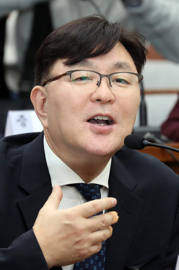 답변하는 김영재