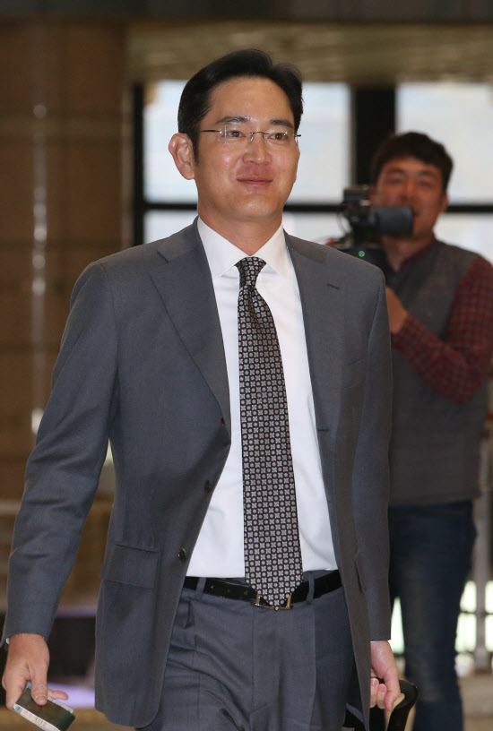 출국하는 이재용 부회장<YONHAP NO-0704>