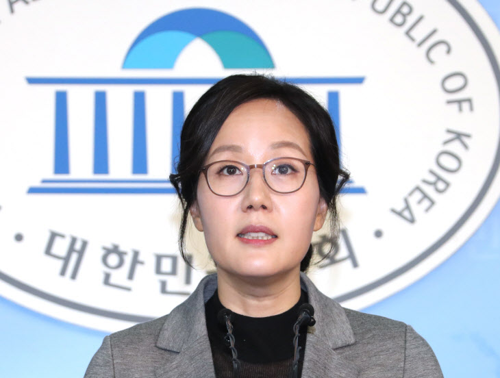 현안관련 브리핑하는 김현아 대변인