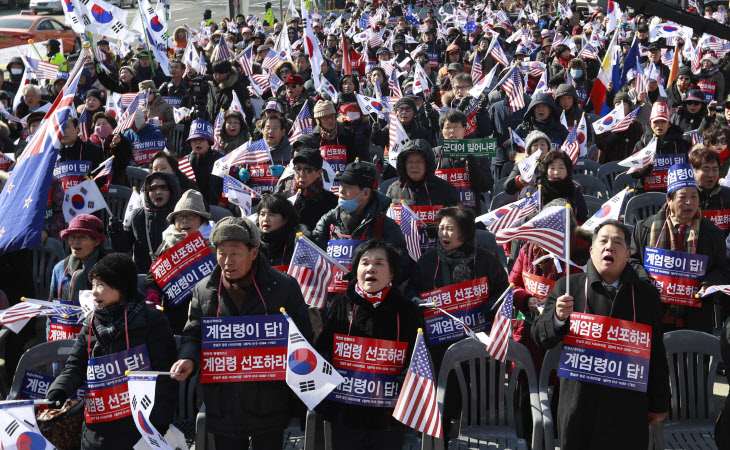 '탄핵 기각 계엄령 선포 촉구'