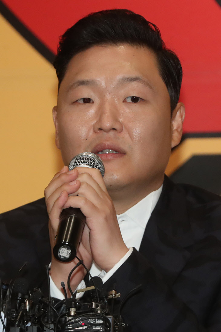 질의응답하는 싸이<YONHAP NO-3286>