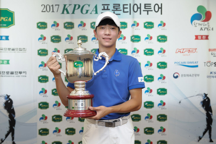 ‘KPGA 프론티어투어 5회 대회’ 우승자 박현서 (1)