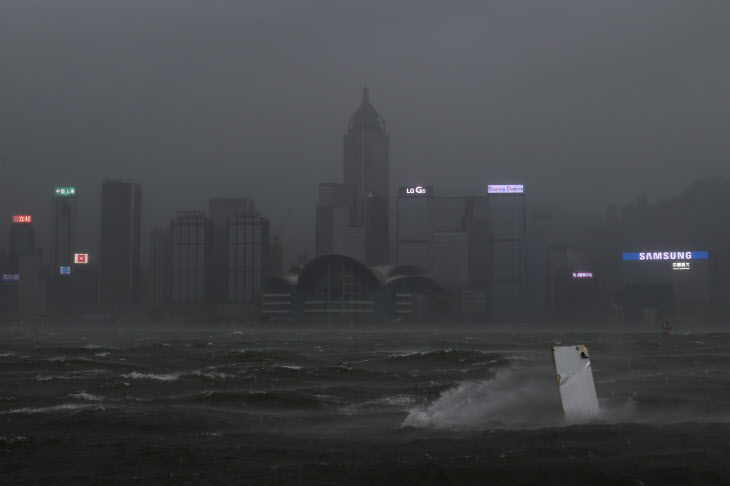 태풍 '하토' 강타한 홍콩 빅토리아항 (AFP)