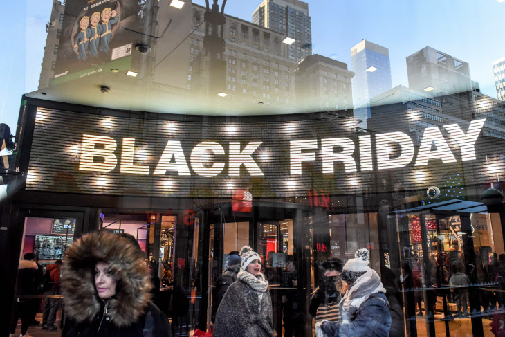 US-SHOPPERS-LOOK-FOR-DEALS-ON-BLACK-FRIDAY
