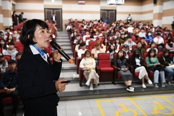 특강하고 있는 김지수 의장