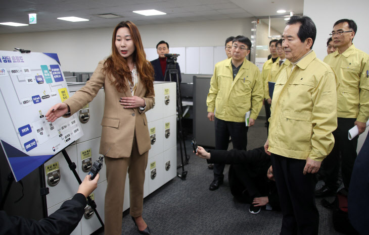 질병관리본부 콜센터 방문한 정세균 총리<YONHAP NO-3259>