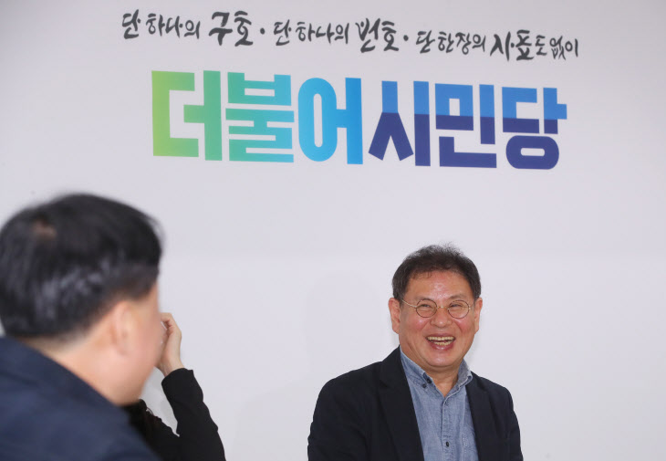 웃음짓는 더시민 정도상 공천관리위원장