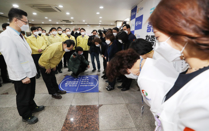 의료진에게 정중히 인사하는 정세균 총리<YONHAP NO-1361>