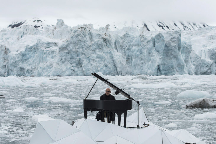 북극 빙하에 울려퍼진 피아노 선율…`지구온난화` 경고