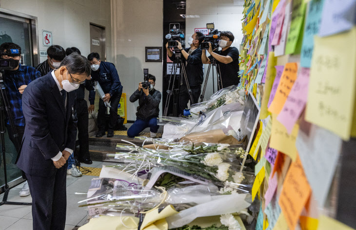 신당역 사건 현장 조문하는 서울교통공사 사장