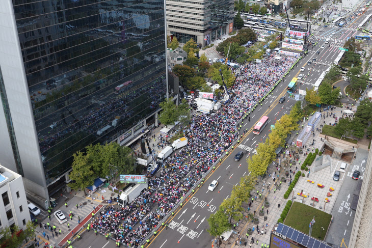 세종대로에서 집회하는 보수단체