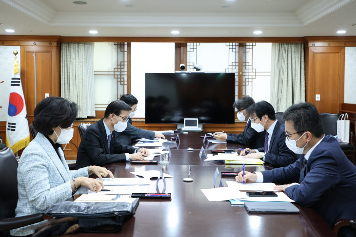 EU 탄소국경조정제도 대응 회의 주재하는 방문규..