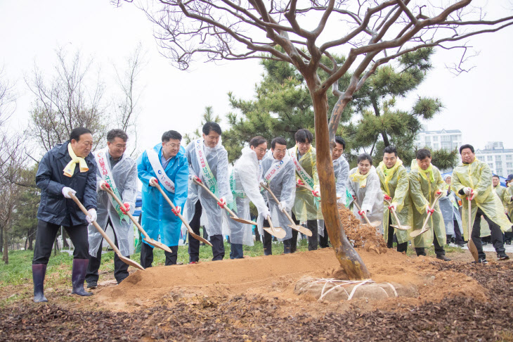 인천서구, 식목일 ‘기후대응 도시 숲’ 나무 심기 행사