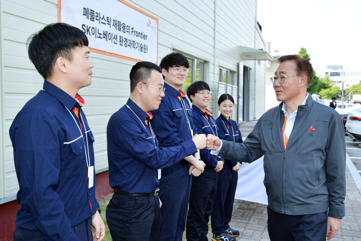 SK이노베이션 김준 부회장(오른쪽)이 15일 대전 환경과학기술원