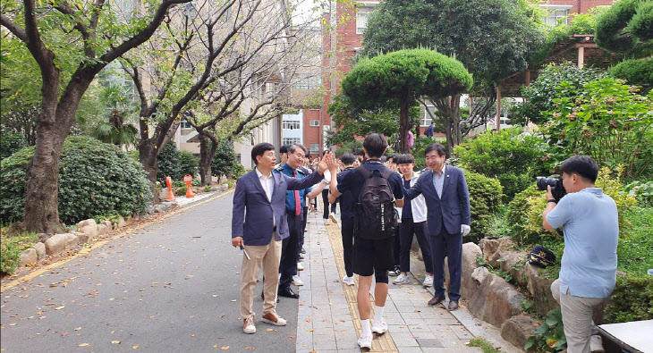 부산 경남공고, 등교 응원 행사 ‘하이파이브데이’ 열려