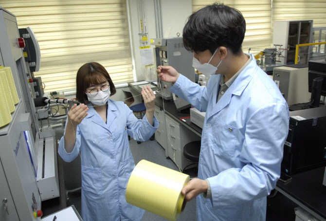 코오롱인더스트리의 연구원들이 아라미드 섬유인 헤라크론 제품