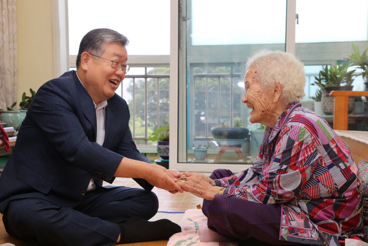 20230920-밀양시, 대한민국 딸기시배지 유공자 공로패 수여(1)