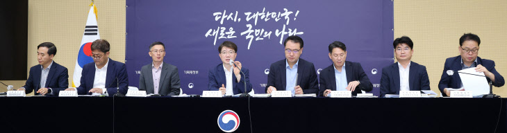 2024년 예산안 상세브리핑 하는 김동일 예산실장