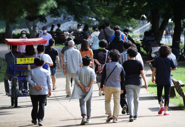 추석 연휴 마지막 날, 산책 즐기는 시민들