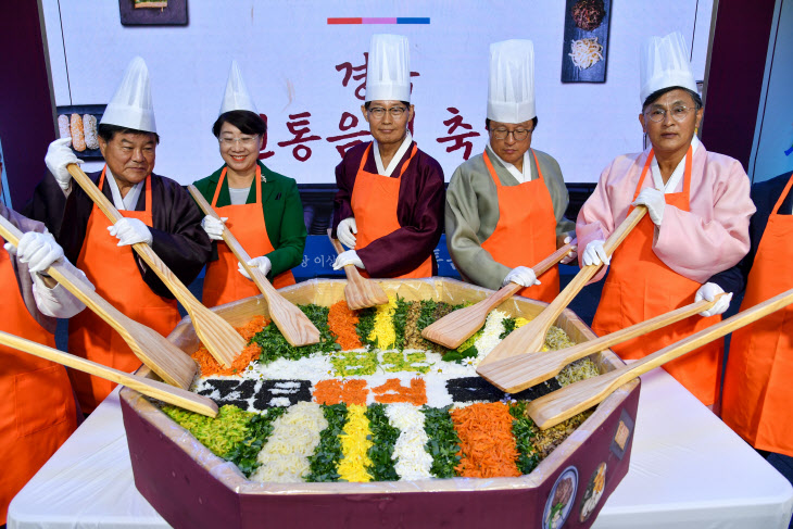 개막식에서 참석자들이 축하 퍼포먼스를 하고 있다