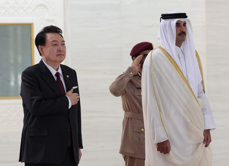 카타르 국빈 방문 공식환영식 참석한 윤석열 대통령