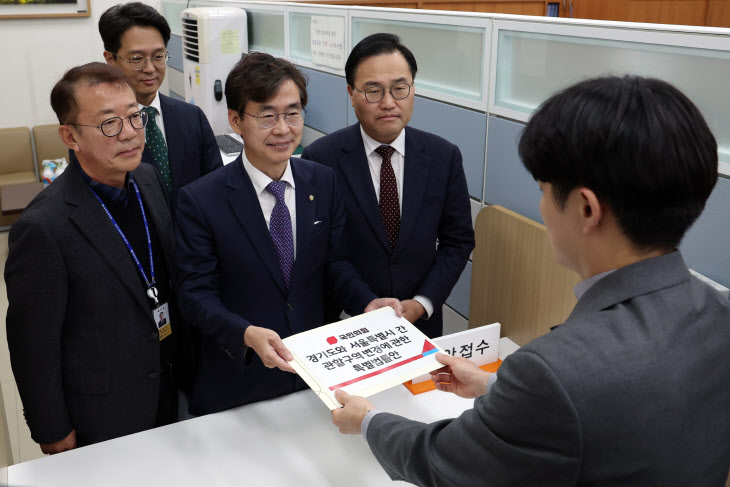 서울-김포 통합 특별법 접수하는 조경태 위원장