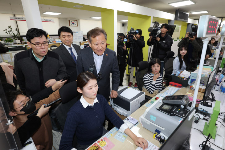 행정전산망 복구 현장점검 나선 이상민 장관<YONHAP NO-2240>