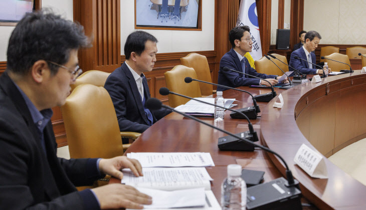 2024 정부 재정집행 방향 설명하는 김윤상 기재...