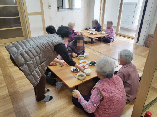 광산구 경로당 좌식 식사 모습