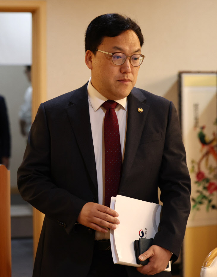 입장하는 김병환 1차관<YONHAP NO-2948>