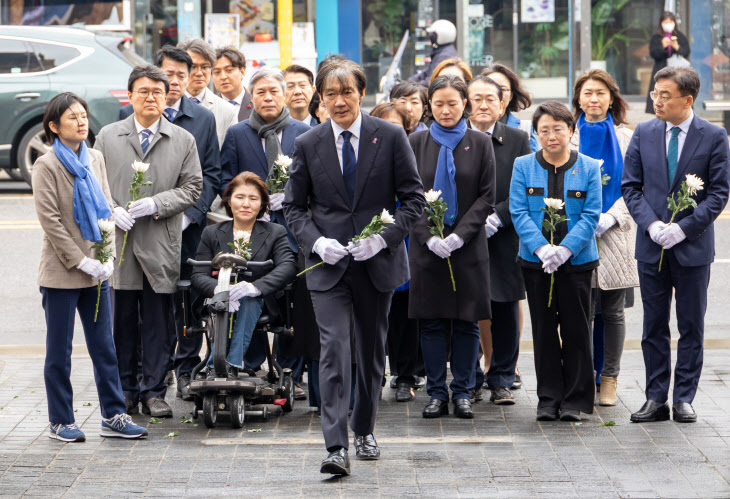 이태원 참사 현장 찾아 헌화하는 조국 대표<YONHAP NO-2321>