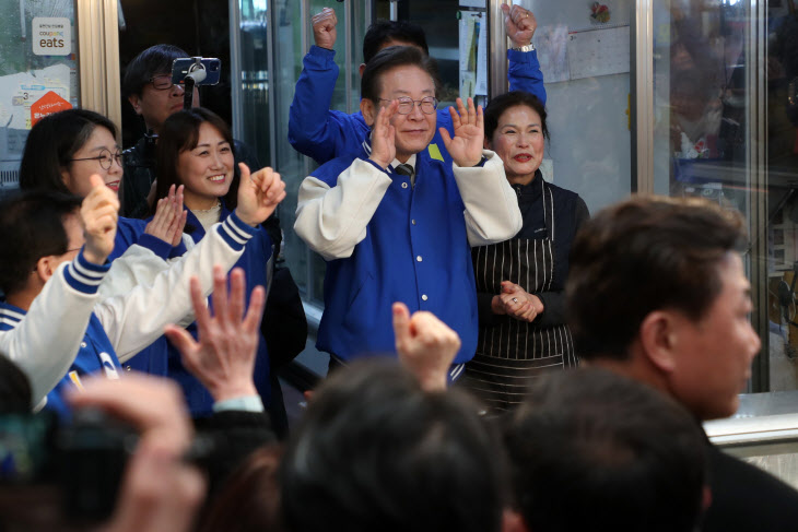 무학시장 상인들과 함께<YONHAP NO-2556>