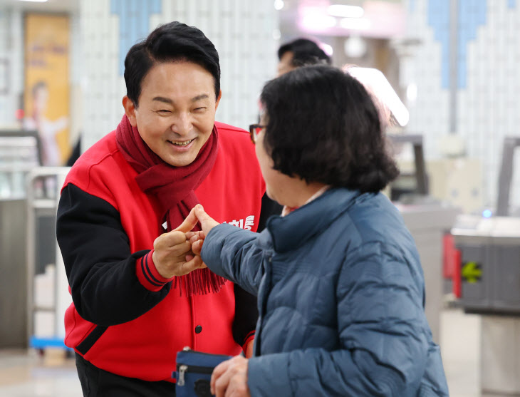 출근길 인사하는 원희룡 후보<YONHAP NO-1841>