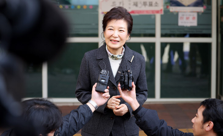 투표 후 취재진 질문에 답하는 박근혜 전 대통령