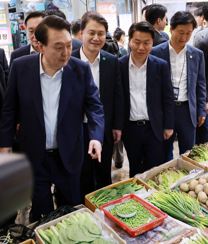 전통시장 찾은 윤석열 대통령