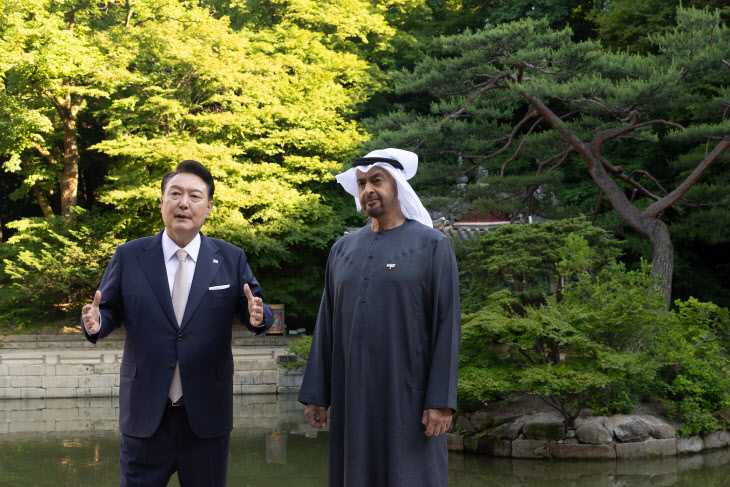무함마드 UAE 대통령과 창덕궁 산책하는 윤석열