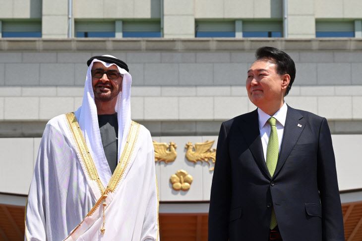 국빈 공식 환영식 참석한 한·UAE 정상