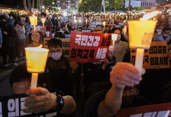 촛불들고 대한민국 의료 사망 묵념하는 의사들<YONHAP NO-6932>