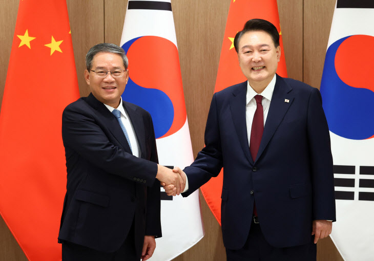 악수하는 윤석열 대통령과 리창 중국 국무원 총리