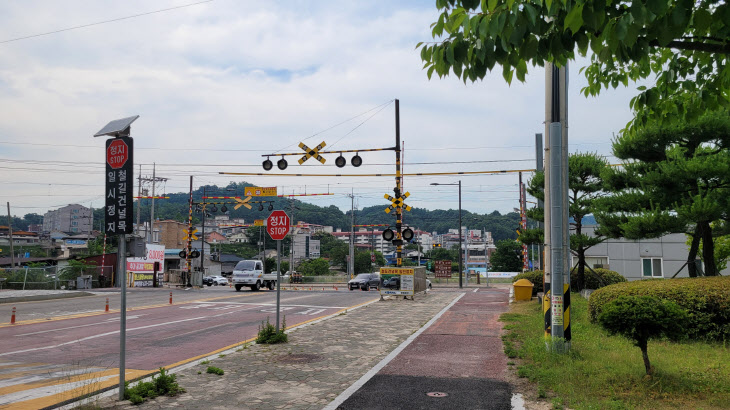 안전시설 개량공사를 시행한다(건널목 현장)