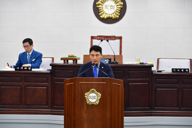제9대 후반기 의장으로 선출된 이남오 의원