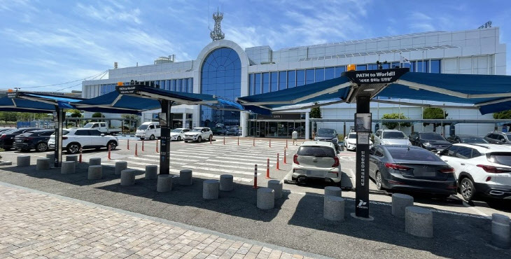 인천항 연안여객터미널에서 그늘막