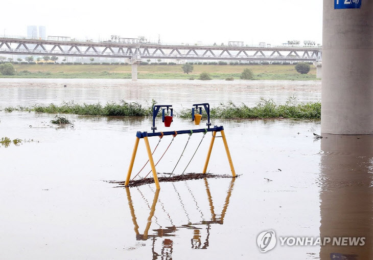 물에 잠긴 그네