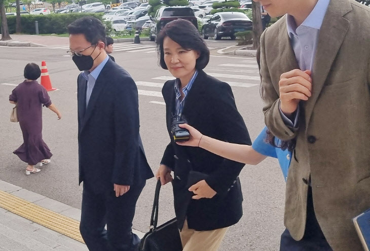 출근하는 이진숙 방송통신위원장