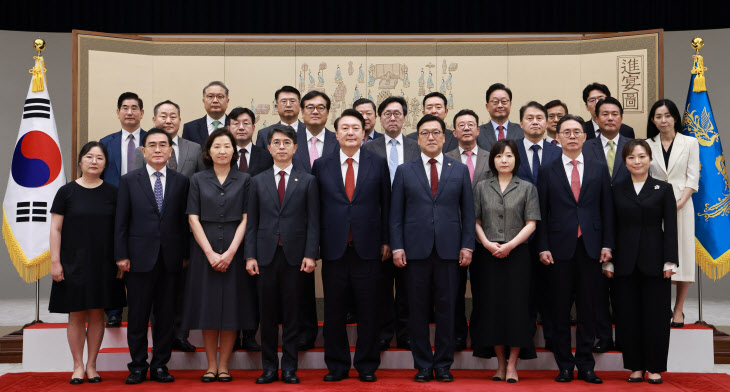 임명장 수여자와 기념촬영 하는 윤석열 대통령